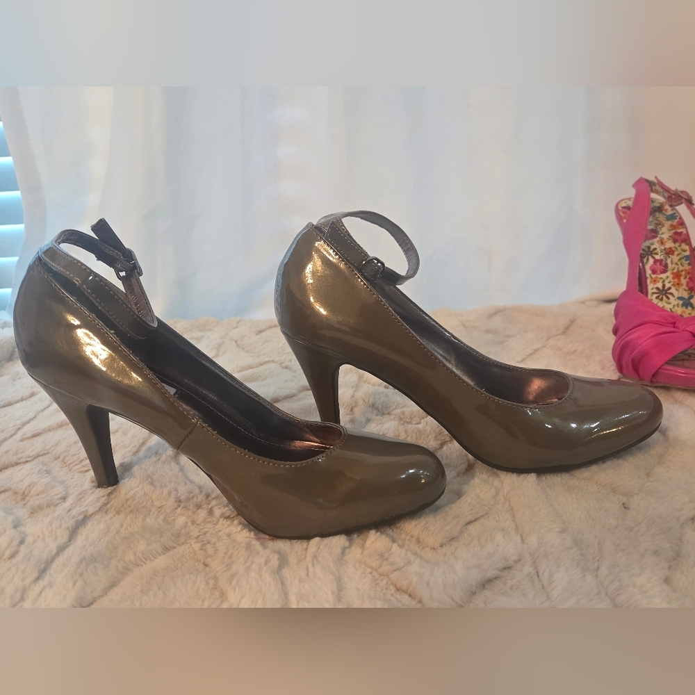 Chic And Trendy Steve Madden Women's Olive Patent Ankle-Strap Pumps Size 8.5 - Picture 5 of 10